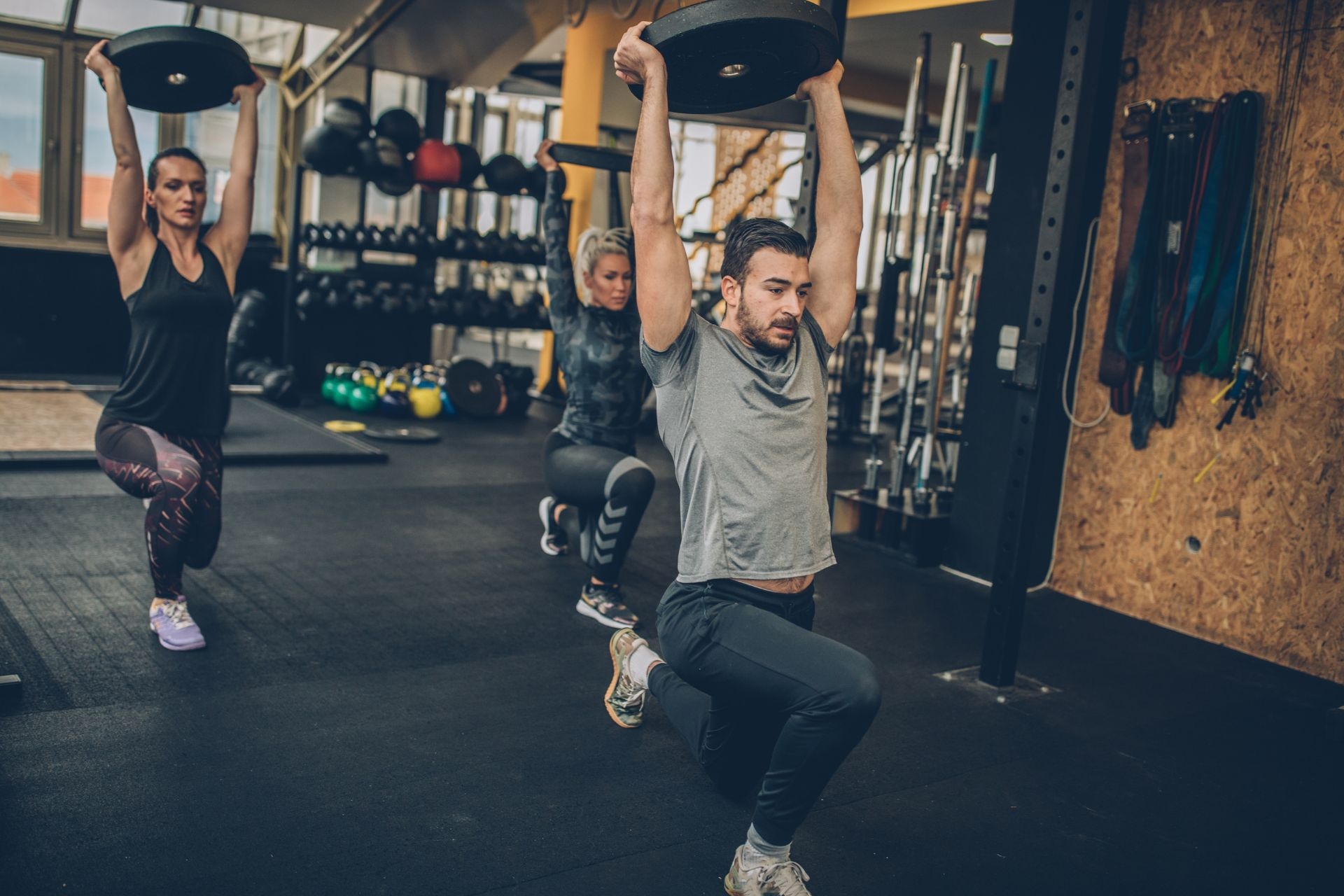 Can isometric contraction training help improve muscle strength without joint movement?